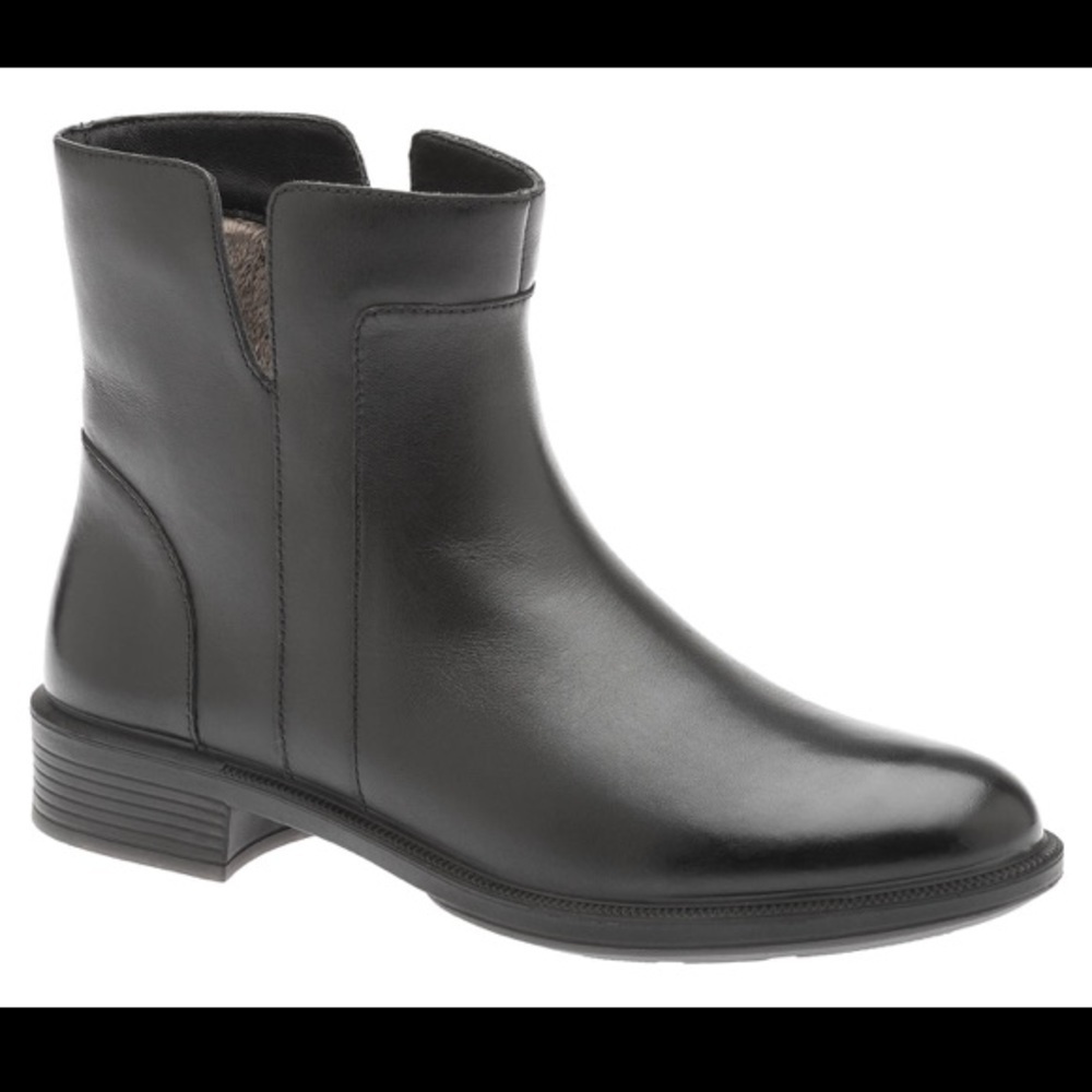 - NWOB Umberto Raffini Black Trina Leather Pull-on Boot Plush Lined